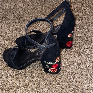 BLACK PUMPS WITH FLOWER HEELS (USED)